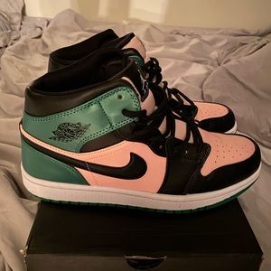 Jordan 1 mid SE